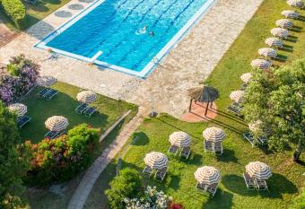 Hotel Fabricia has Balcony rooms