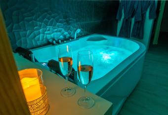 Le Lovely Narbonnais - Balneo & Sauna has rooms with a private hot tub