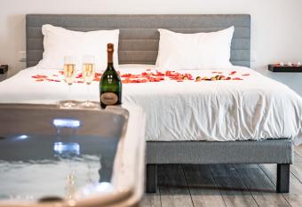 LoveNest Marseille allows 18 year olds to book a room