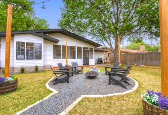 Luxe-Modern House w-firepit 3 Blocks from Main St! has Balcony rooms