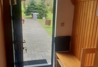 Holiday Village Tatralandia Bungalov 3-2-2 chatka 431 s 1 sp  l  ou 1 ob  va  kou a 1 izbou v podkrovi has rooms with a private hot tub