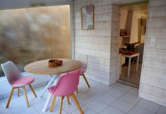 Maisonnette    la Nouill  re allows 18 year olds to book a room