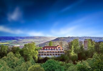 Kl  t Hotel allows 18 year olds to book a room