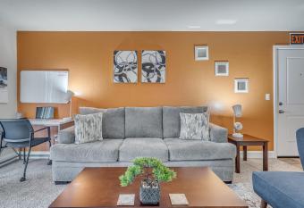 Champagne Avenue has Balcony rooms