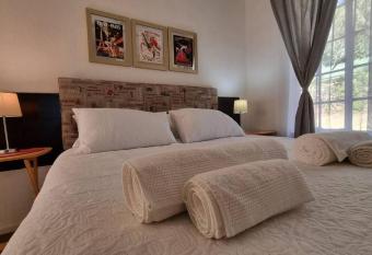 The Lowveld Aloe: Cosy 1 bedroom cottage with large pool allows 18 year olds to book a room