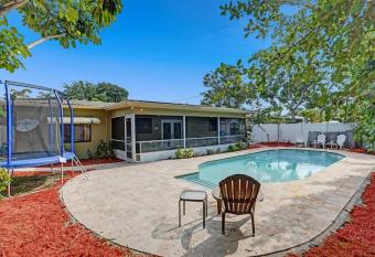 NEW Adorable Villa 7 min to Beach Trampoline has Balcony rooms