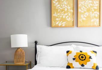 Alina & Fanny - Philadelphia South St allows 18 year olds to book a room