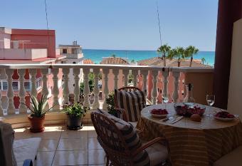 Apto. con wifi, piscina, vistas al mar y parking. allows 18 year olds to book a room