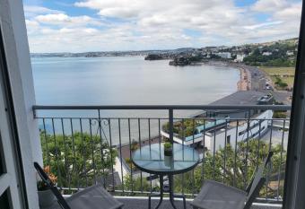 Loveliest Homes Torquay - 3 bed, 2 bathroom, balcony, parking has Balcony rooms