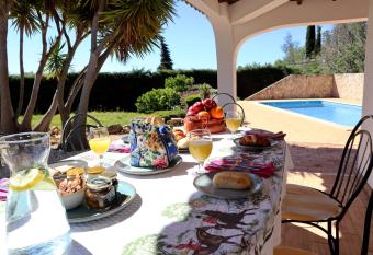 Villa Laranjal allows 18 year olds to book a room