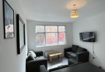 The Bake Apartment - 5 bedroom Large Apartment sleeps up to 16 person has Balcony rooms