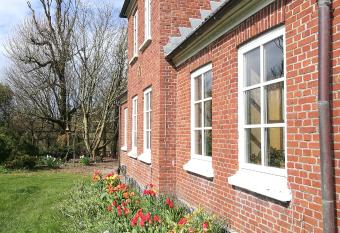 Green vagon, farm b&b rooms for rent allows 18 year olds to book a room