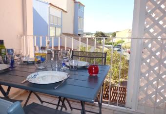 Appartement T2 climatis  , 4 couchages, Les Balcons de la M  diterran  e allows 18 year olds to book a room