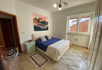 Lovely 2-bedroom 2 min walk from the beach has Balcony rooms