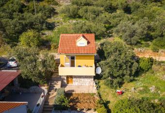 Dora&Paulo sweet countryside cottage allows 18 year olds to book a room