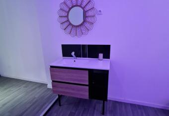 NG SuiteHome - Lille I Roubaix Centre - 121 - Baln  o - Netflix - Wifi - Kitchenette - Terrasse has rooms with a private hot tub