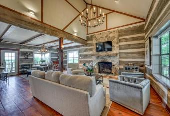Luxury 23-acre Ranch With Hottub Near AlamoSprings has Balcony rooms