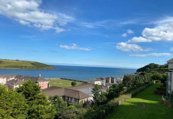 Sunnyside View Apartment -modern & cosy apartment with magnificent views to match has Balcony rooms