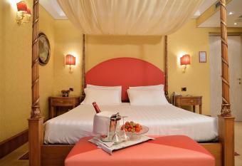 Hotel Homs has rooms with a private hot tub