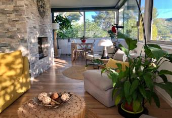 Magnifique haut de villa les camoins Marseille has rooms with a private hot tub