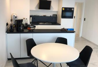 O9 KOK appt 3 chambres    50 m de la mer allows 18 year olds to book a room