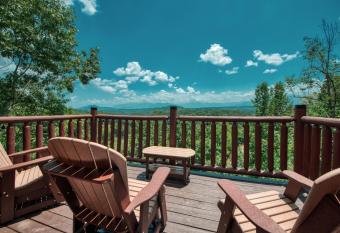 Hawk Point Cabin - Breathtaking View, Hot Tub, Game Room, 4BR 3BA Sleep 14 has Balcony rooms