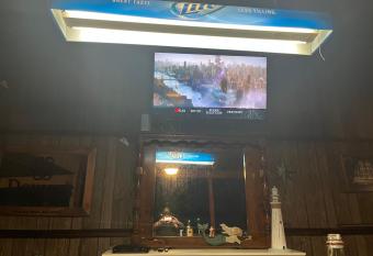 Ledgerock lake house! huge outside bar, Pool table,family fun center walking dis has Balcony rooms