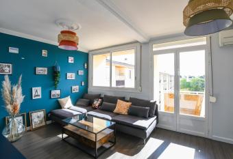 Appartement 3 chambres, climatisation, parking, proche centre ville has Balcony rooms