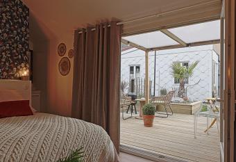 Le Cabanon du Cachalot allows 18 year olds to book a room