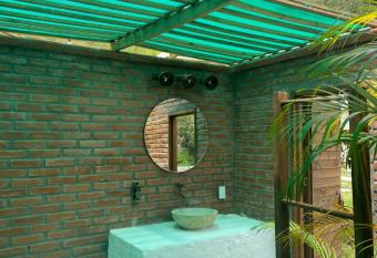 Glamping La Cepa GUATAP   has rooms with a private hot tub