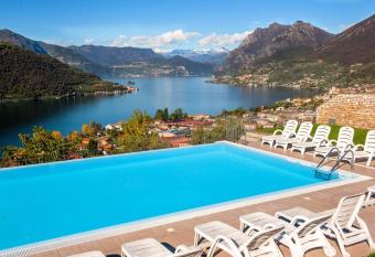 Lake View 49 has Balcony rooms