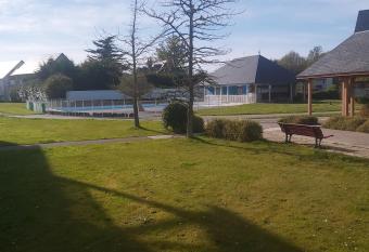 R  sidence priv  e Les Cottages allows 18 year olds to book a room