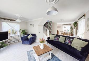 Sweetpea Cottage allows 18 year olds to book a room