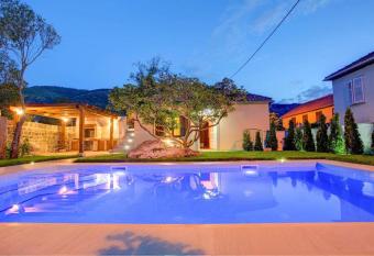 Sele Holiday Villa has Balcony rooms