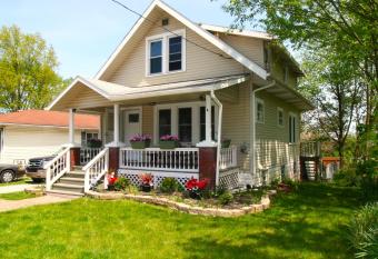 Cheerful 3 BR. 2 Bath, Spacious Family Home has Balcony rooms