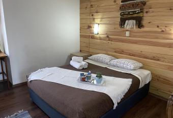 2. Habitaci  n Privada Cama Matrimonial allows 18 year olds to book a room