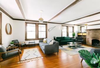 The Reeves House in Wildwood - Ultimate Family Beach House has Balcony rooms