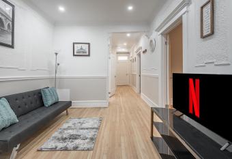 COZY and AMAZING 4BedR in the HEART of Montreal - FREE PARKING has Balcony rooms