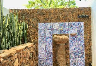 SANALMA. RENTA ALCOBAS-CASA ANTIGUA allows 18 year olds to book a room