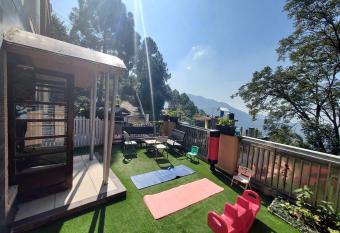 Timbuktoo Kasauli, 4 Bhk Villa With Swimming Pool allows 18 year olds to book a room