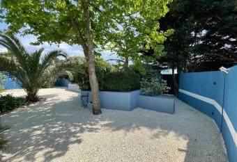 Le banc d Arguin allows 18 year olds to book a room