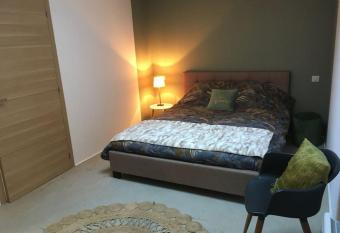 Chambre avec petit-d  jeuner en Provence Luberon allows 18 year olds to book a room