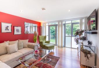 Luxury at The Brunswick - Free Parking-4 bedrooms has Balcony rooms