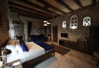   rg  p Cave Suites has rooms with a private hot tub