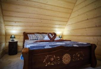 Domek Parzenica z balia has rooms with a private hot tub