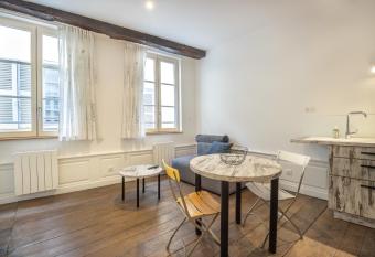 Appartement R1 T2 Rodez Centre Historique allows 18 year olds to book a room