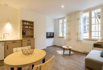 Appartement R2 T2 Rodez Centre Historique allows 18 year olds to book a room