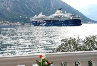 Montenegro Apartments - Private Beach allows 18 year olds to book a room