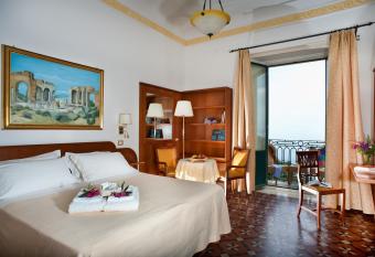 Hotel Villa Schuler has rooms with a private hot tub