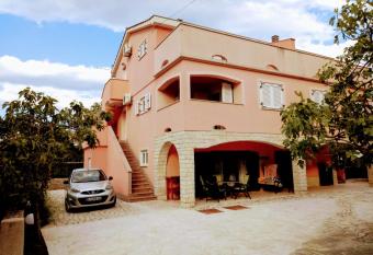 Apartments Ivanka G has Balcony rooms